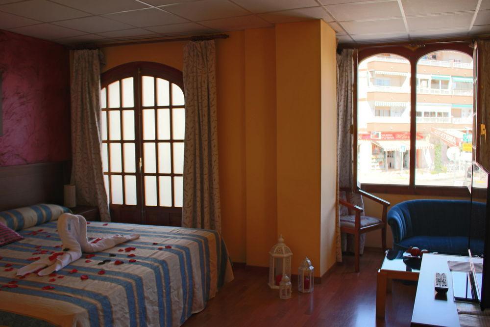 Hotel La Curva Алболоте Екстериор снимка