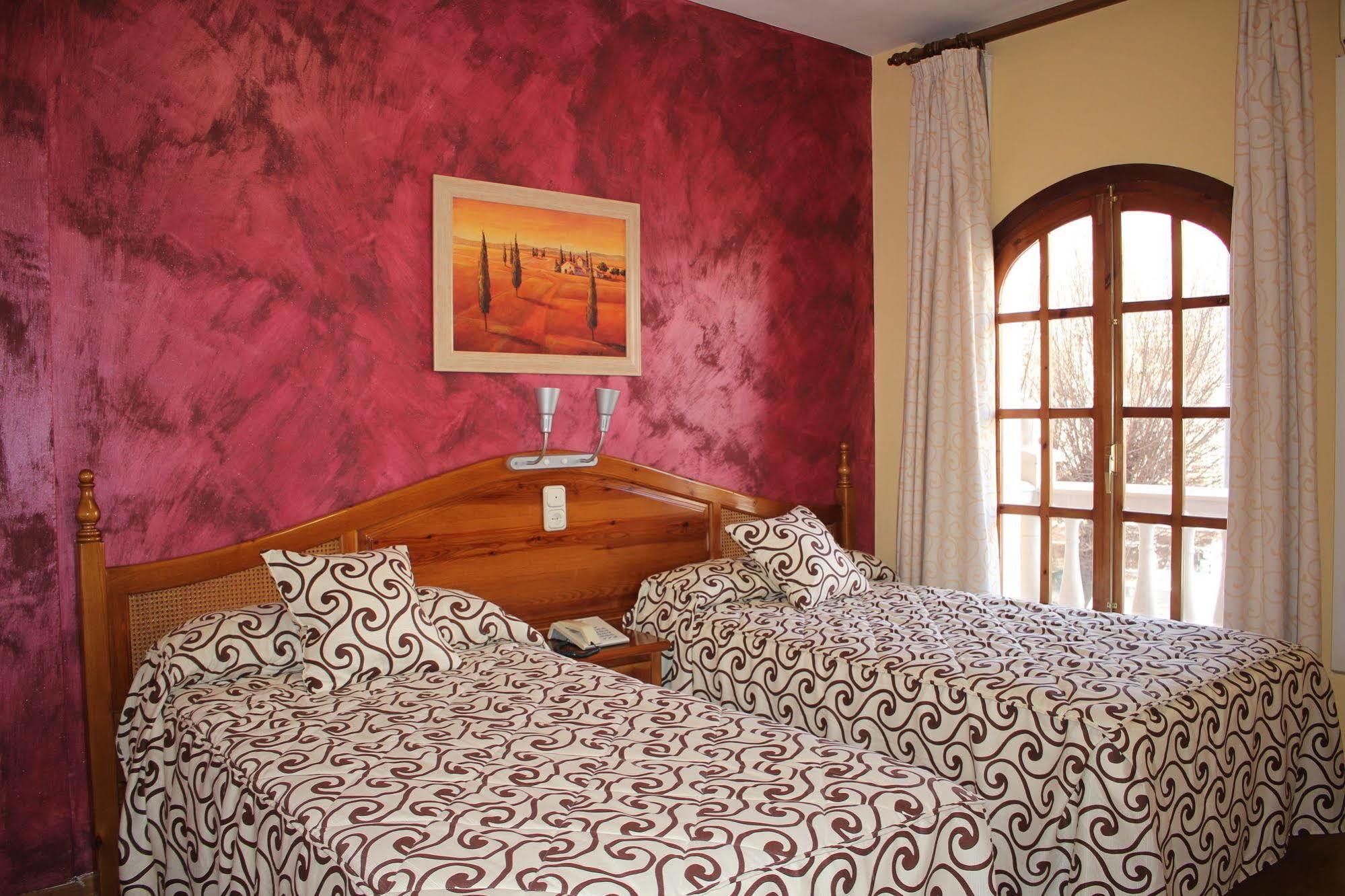 Hotel La Curva Алболоте Екстериор снимка