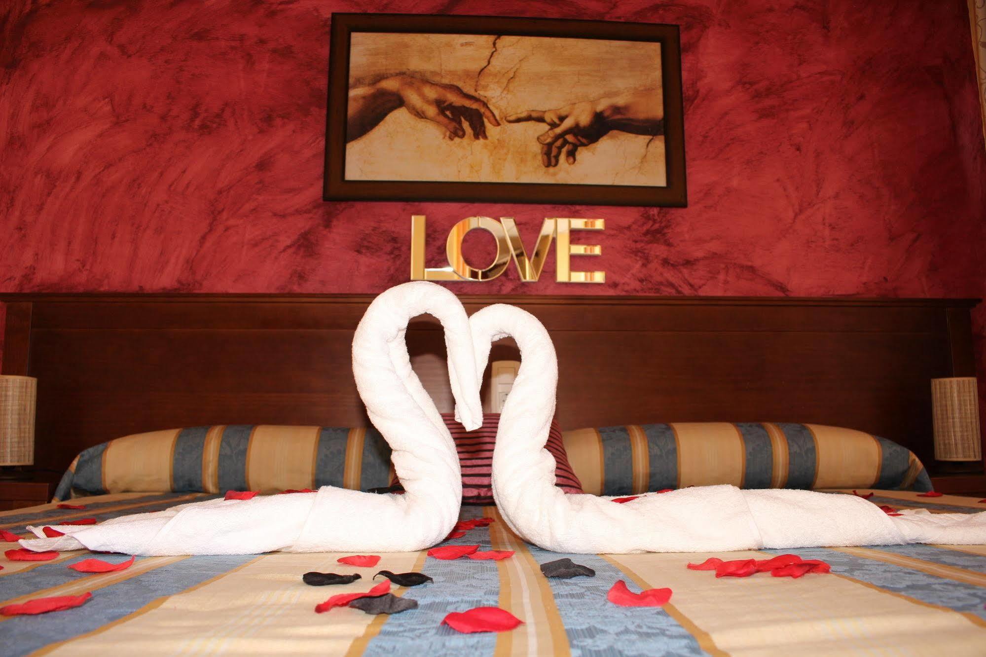 Hotel La Curva Алболоте Екстериор снимка