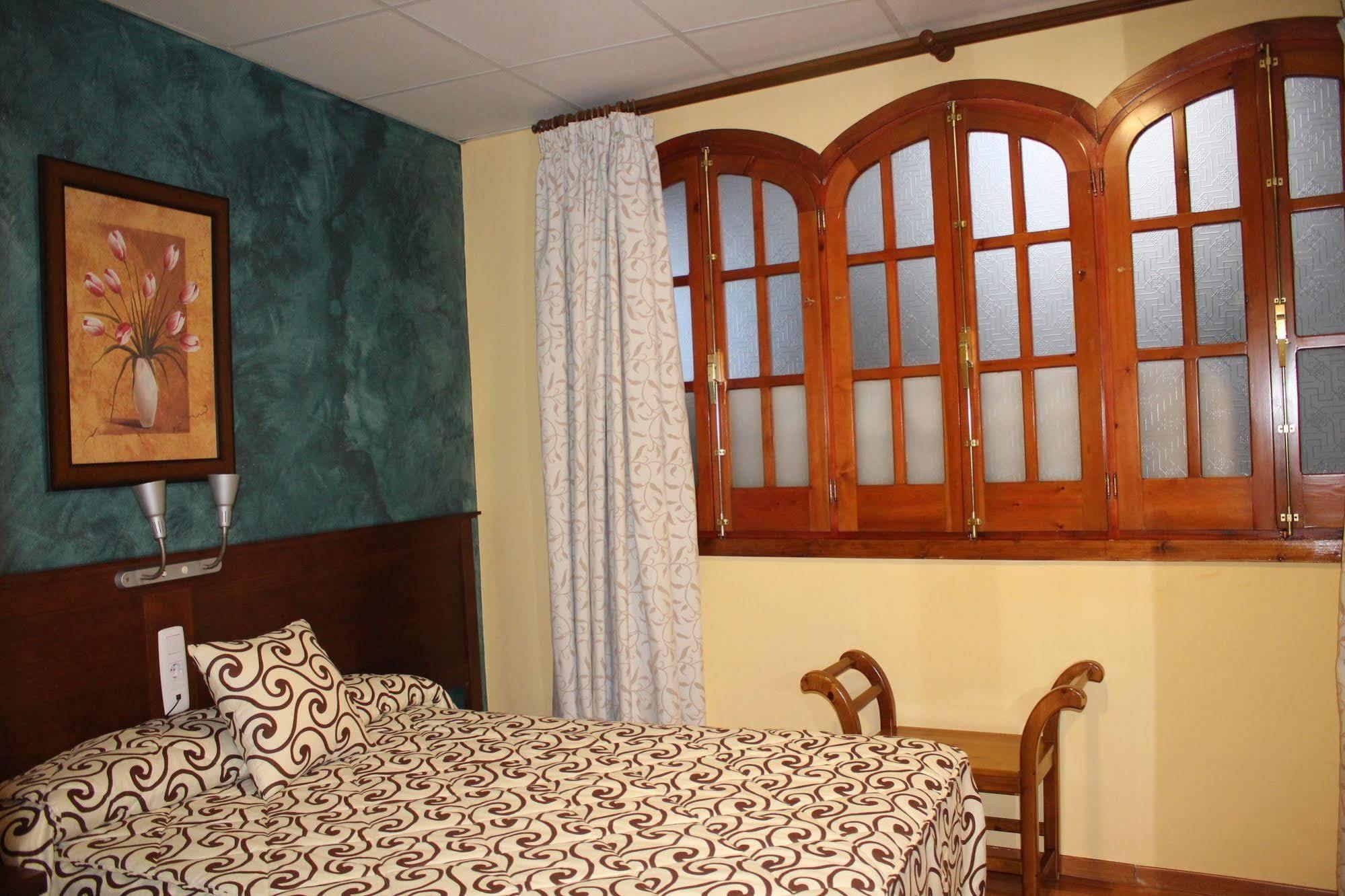 Hotel La Curva Алболоте Екстериор снимка