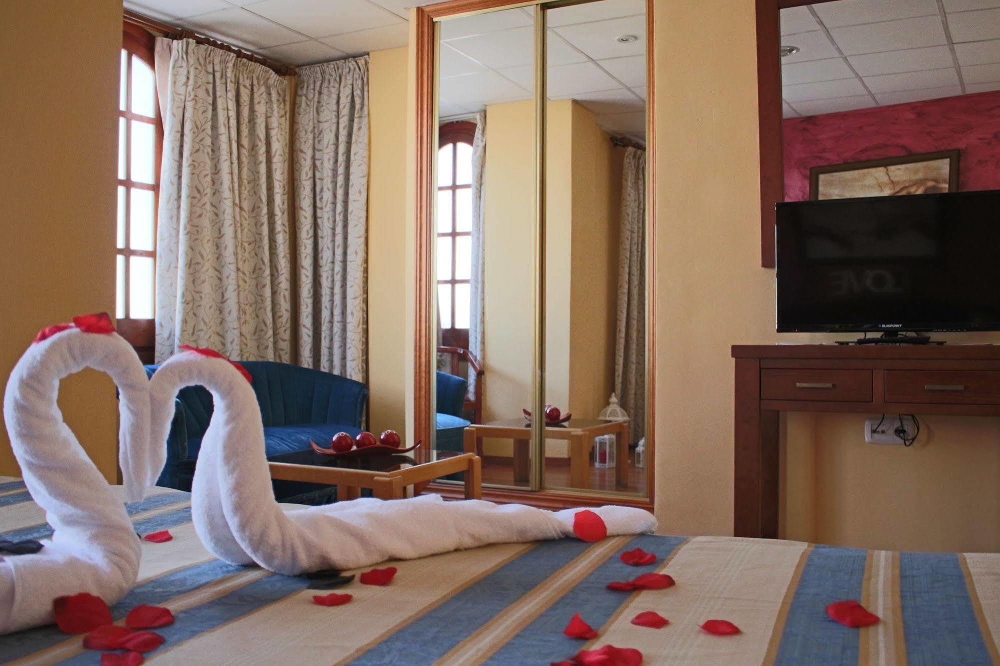 Hotel La Curva Алболоте Екстериор снимка